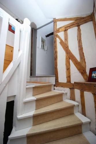 un escalier dans une maison dotée de poutres en bois dans l'établissement T3 cosy , cœur historique de La Rochelle, à La Rochelle