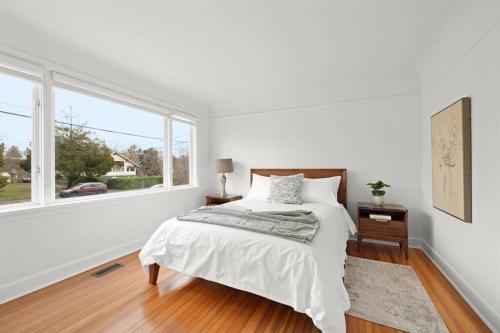 Habitación blanca con cama y ventana en Elegance on Central, en Victoria