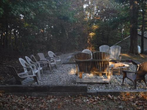 eine Gruppe Stühle und ein Tisch im Hof in der Unterkunft serenity hill bed and breakfast in Brownsville