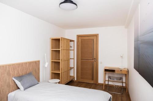 Säng eller sängar i ett rum på Dzīvoklis Kastaņas