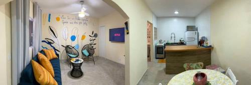 duas fotografias de uma cozinha e uma sala de estar em Casinha da Nete (6 pessoas) em São Sebastião