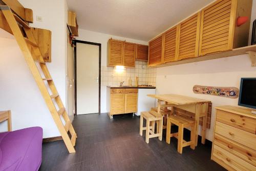a small kitchen with a table and a dining room at Lovely 16 m family studio with balcony in Le Monêtier-les-Bains