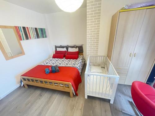 a small bedroom with a bed with red pillows at nuovo appartamento saint louis 68300 tra francia e svizzera in Saint-Louis
