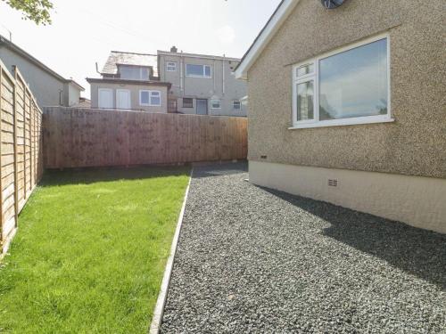 Gallery image of Bay View Bungalow Benllech, 5 Min Walk from Beach in Benllech
