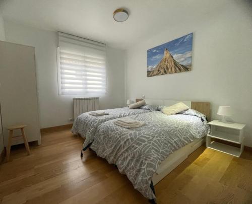 una camera da letto con un letto dipinto sulle pareti di Apartamento Rural Mai Bardenas ad Arguedas