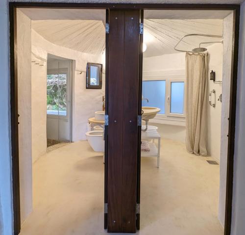 MurtinheiraにあるCasa dos Cogumelos - Retiro Exclusivo à Beira Marのトイレと洗面台付きのバスルーム