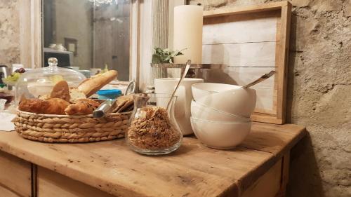 a table with a basket of bread and a glass at Le Lodge des Flâneurs in Vielsalm