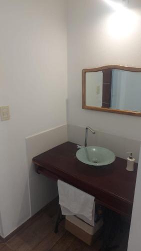 a bathroom with a sink and a mirror at La Casa de Sole in Paraná