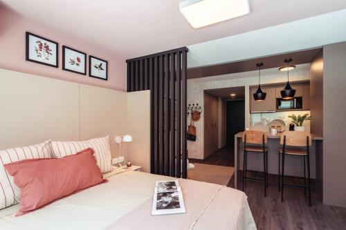 1 dormitorio con 1 cama y cocina con mesa en VIA21-104 Exclusivo apartamento en Punta Carretas, en Montevideo
