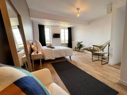 1 dormitorio con 1 cama y sala de estar en O'mA Style, en Carcassonne