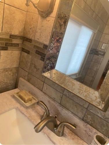 Ванная комната в Antique1242 British Bed & Breakfast