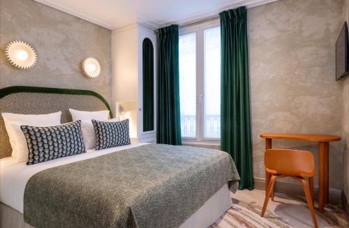 Hotel des Carmes by Malone في باريس: غرفة نوم بسرير مع ستائر خضراء ونافذة