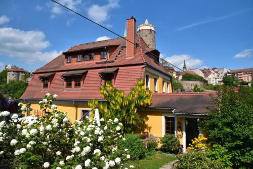 een geel huis met een rood dak bij Alte Gerberei in Bautzen