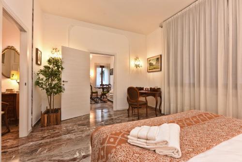 een hotelkamer met een bed en een bureau bij Soderini Splendor: First Floor Palazzo Charm at Castello Square in Venetië