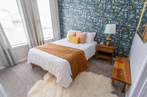 een slaapkamer met een groot bed met bloemenbehang bij Oxford The Denver Reb in Oxford