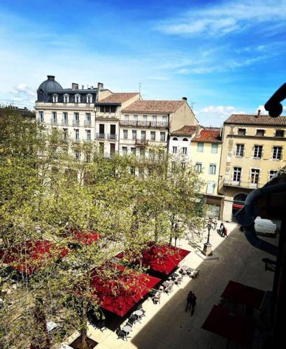 - une vue sur une ville avec un grand bâtiment dans l'établissement O'mA View, à Carcassonne
