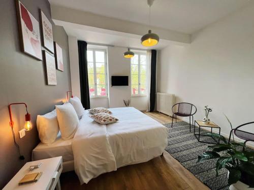 une chambre avec un lit blanc et un canapé dans l'établissement O'mA View, à Carcassonne