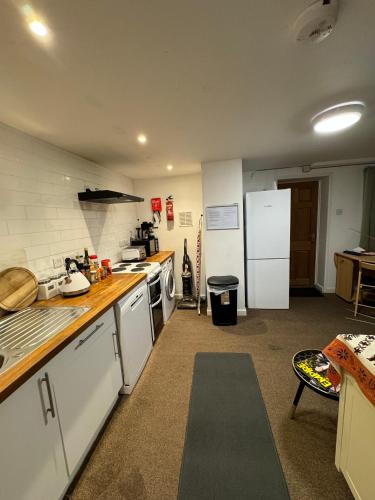 Η κουζίνα ή μικρή κουζίνα στο Comfortable Home away from Home, Self Catering Flat, town centre, free parking