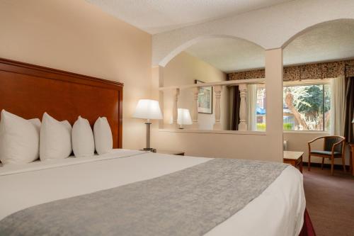 Habitación de hotel con cama y ventana en Mardi Gras Hotel & Casino, en Las Vegas