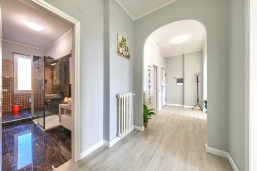 un pasillo de una casa con un espejo grande en T&F HOUSE, en Scandicci
