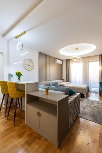 eine Küche und ein Wohnzimmer mit einer Couch und einem Bett in der Unterkunft 4 Ljubavi in Palić