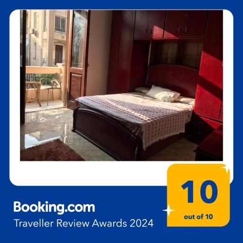 1 dormitorio con 1 cama con cabecero rojo en مصر الجديدة - ميدان اسماعيلية - comfortable private room with balcony - Masr el gedida, en El Cairo