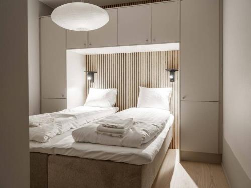 1 dormitorio con 2 camas con sábanas blancas en Mountain Retreat for 4 in Are Ski-In Ski-Out Apt, en Åre