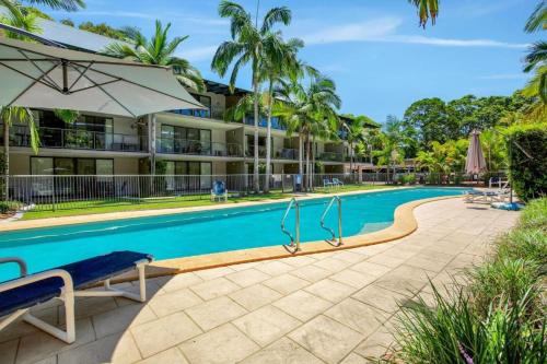 una imagen de una piscina en un resort en Black Sands, en Rainbow Beach