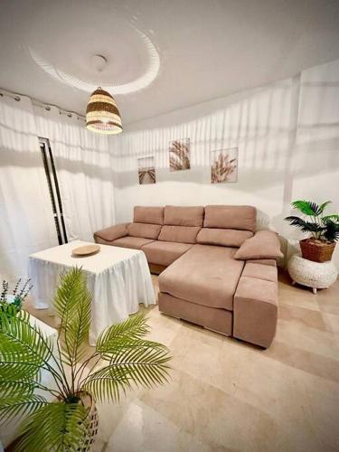 a living room with a couch and a table at Bonito y ubicación inmejorable in Sanlúcar de Barrameda