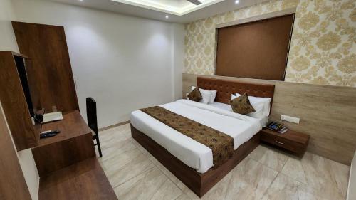 新德里的住宿－Crystal Inn At Delhi Airport，一间卧室,卧室内配有一张大床