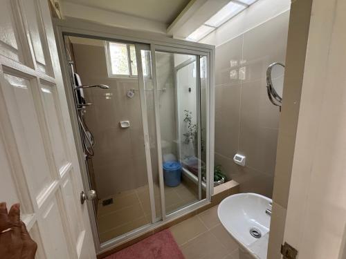 Ένα μπάνιο στο INATO SUITES Rm 1 1 queen bed and a pullout sofa bed