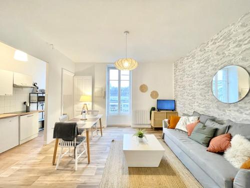 un salon avec un canapé et une table dans l'établissement LA PASSERELLE 1D - Quartier Gare - Wifi, à Quimper