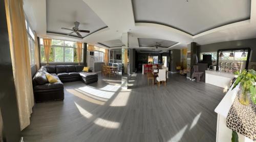 Χώρος καθιστικού στο INATO SUITES Rm 1 1 queen bed and a pullout sofa bed