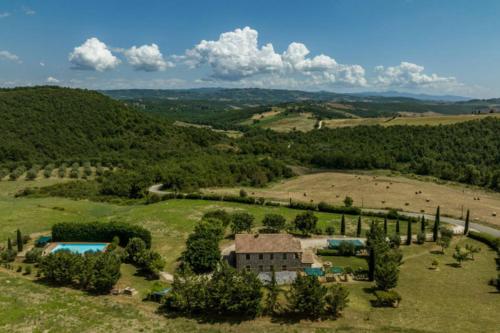 an aerial view of a house in a field at Agriturismo Mulinaccino in Fabro
