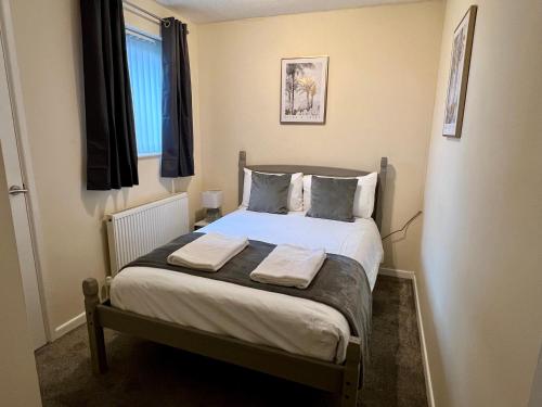 sypialnia z łóżkiem z dwoma ręcznikami w obiekcie Middleton House w mieście Norwich