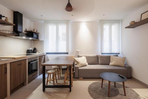 cocina y sala de estar con sofá y mesa en Luxury flats PCL by Clabao, en Logroño