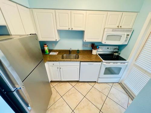 Η κουζίνα ή μικρή κουζίνα στο Gulf Coast Gem Private Condo - 2bed, 1bath, Sleeps 6, Across the Street From Beach & Gulf, Game Room, Pool