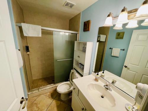 y baño con lavabo, aseo y ducha. en Beach Condo with Game Room Steps To Beach, en Clearwater Beach