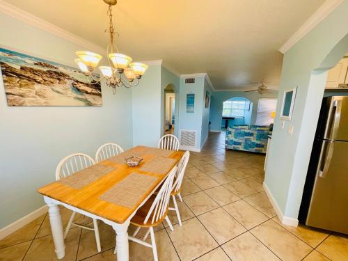 Η κουζίνα ή μικρή κουζίνα στο Gulf Coast Gem Private Condo - 2bed, 1bath, Sleeps 6, Across the Street From Beach & Gulf, Game Room, Pool