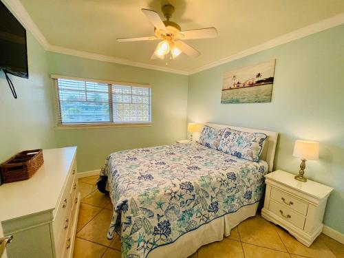 Ένα ή περισσότερα κρεβάτια σε δωμάτιο στο Gulf Coast Gem Private Condo - 2bed, 1bath, Sleeps 6, Across the Street From Beach & Gulf, Game Room, Pool