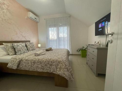 En eller flere senge i et værelse på Apartman 1