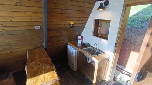 mit Blick auf ein Bad mit Waschbecken in der Unterkunft Chalés Capivari Diamante in Campos do Jordão
