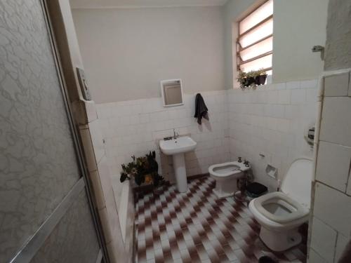 uma casa de banho com um WC e um lavatório em Apartamento Carnaval BH, Santa Teresa em Belo Horizonte