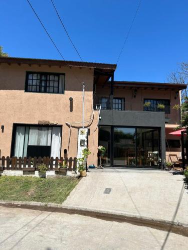 a building with a fence in front of it at Hospedaje posada en Ezeiza in Ezeiza