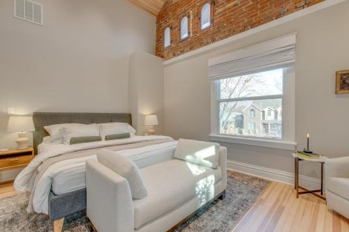 Tempat tidur dalam kamar di Ideally Located Denver Home with Hot Tub and Fire Pits