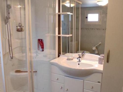 uma casa de banho com um lavatório e um chuveiro em Gîte Formerie, 3 pièces, 4 personnes - FR-1-526-45 em Grumesnil