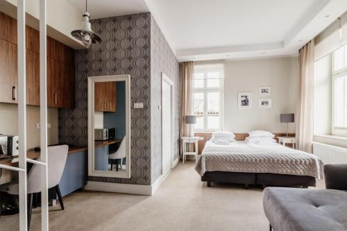 una camera da letto con un letto e una scrivania in una stanza di Villa Baltica Gdańsk a Danzica