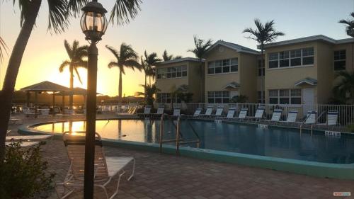 Πισίνα στο ή κοντά στο Gulf Coast Gem Private Condo - 2bed, 1bath, Sleeps 6, Across the Street From Beach & Gulf, Game Room, Pool