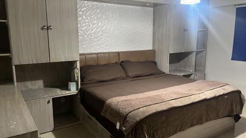a small bedroom with a bed and a cabinet at Departamento de Lujo a unas cuadras de Mundo E in Mexico City
