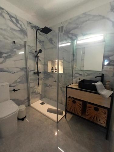 a bathroom with a shower and a toilet at El Ramonal Vacacional in Candelaria